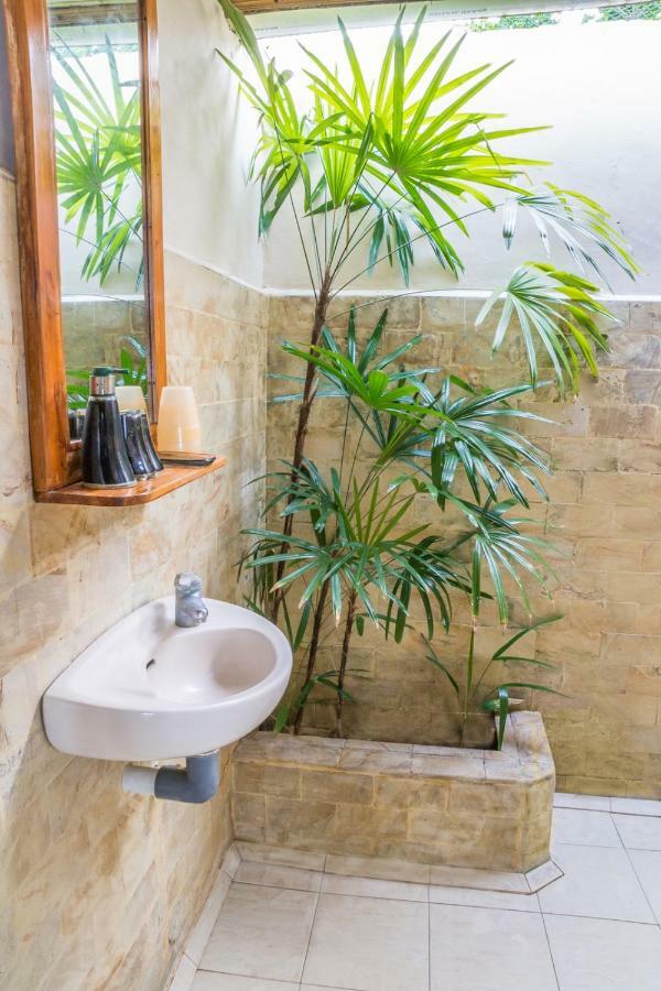 Bunaken Divers Sea Breeze Resort Exterior photo